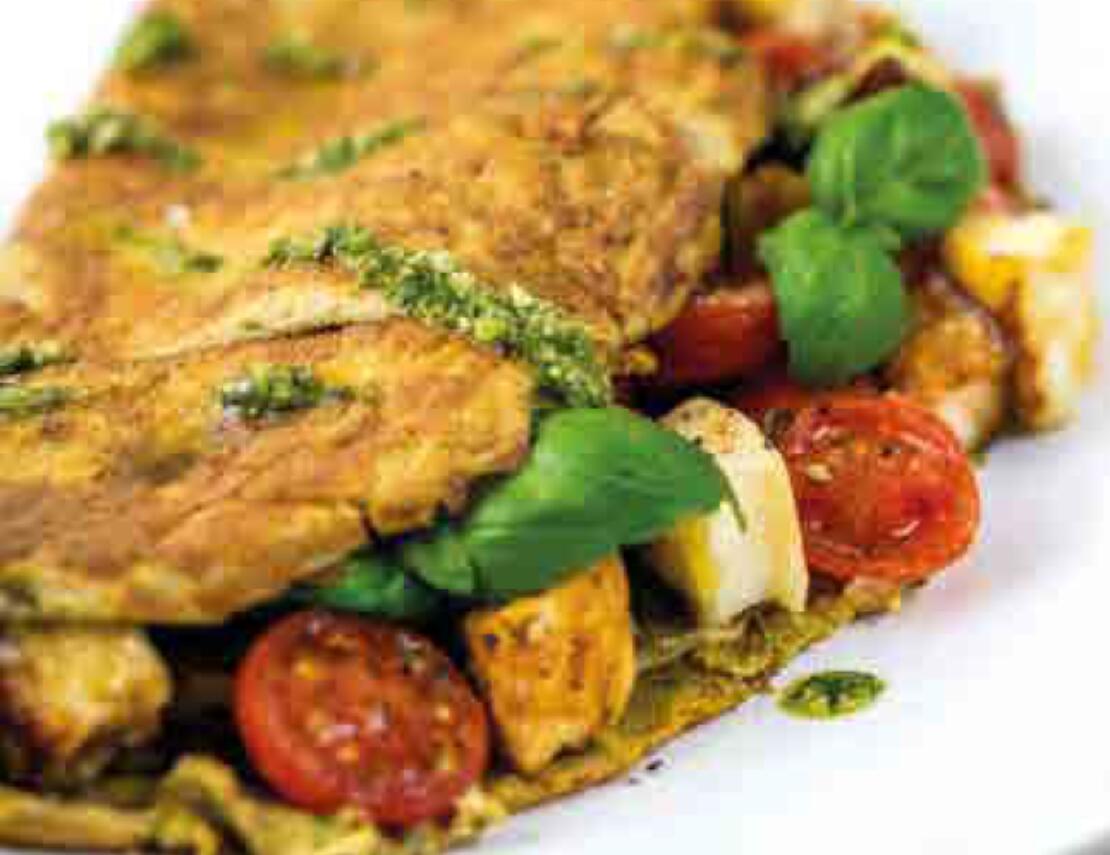 Omelet met tomaat, halloumi en pesto
