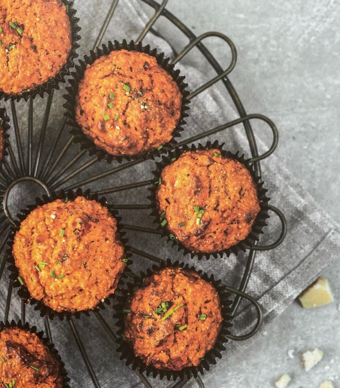 Muffins met zongedroogde tomaat en geroosterde paprika