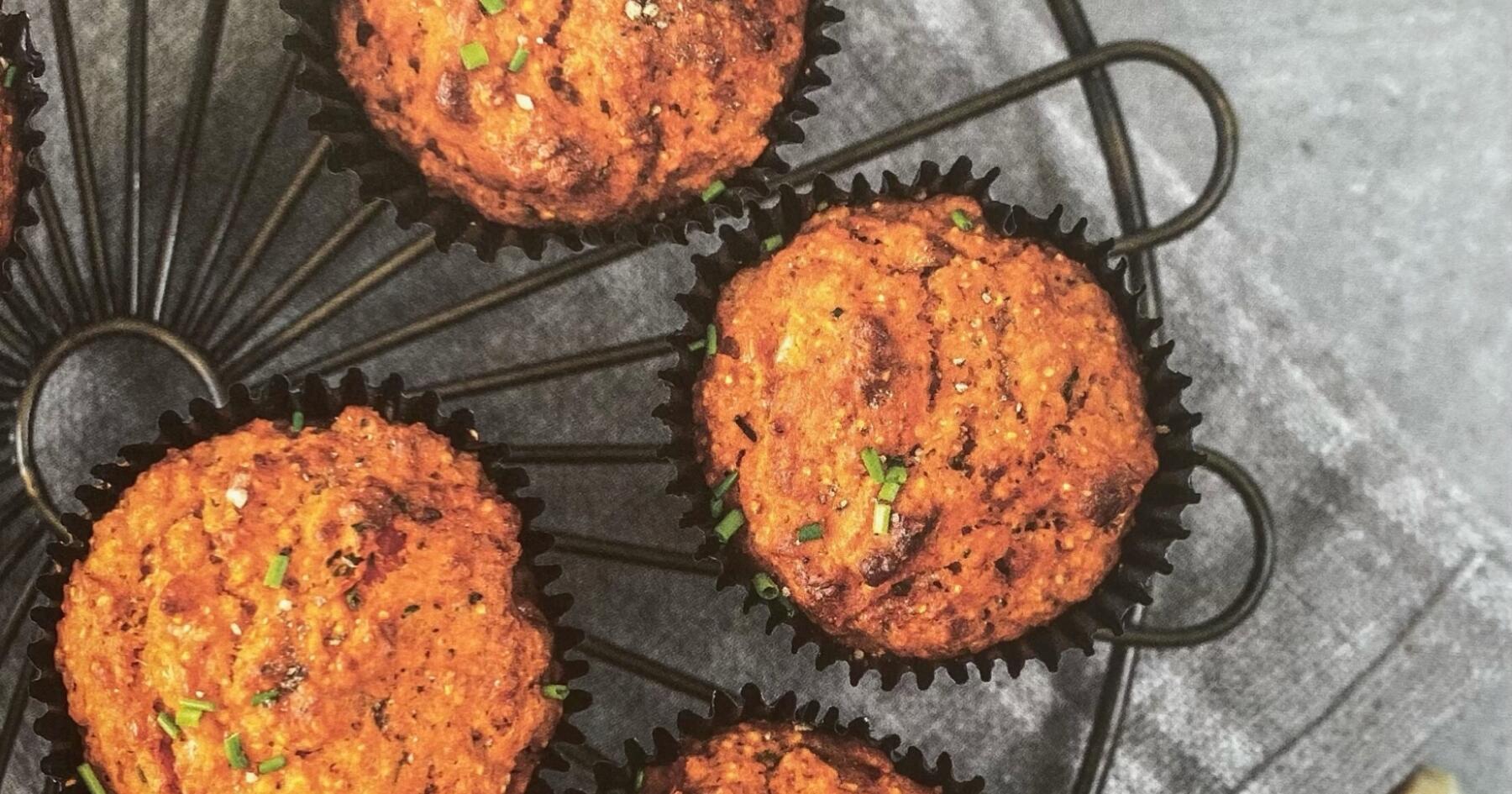 Muffins met zongedroogde tomaat en geroosterde paprika