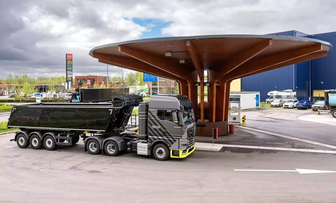 MAN waterstoftruck bij Fountain Fuel Amersfoort
