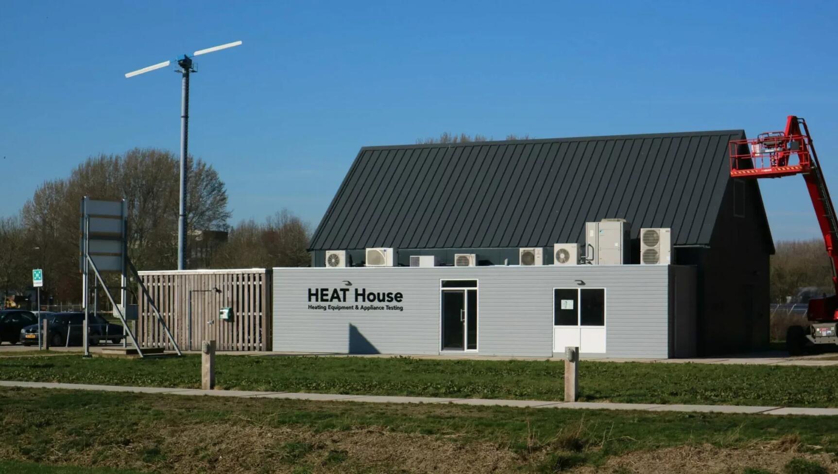 Cooll entrance heat house