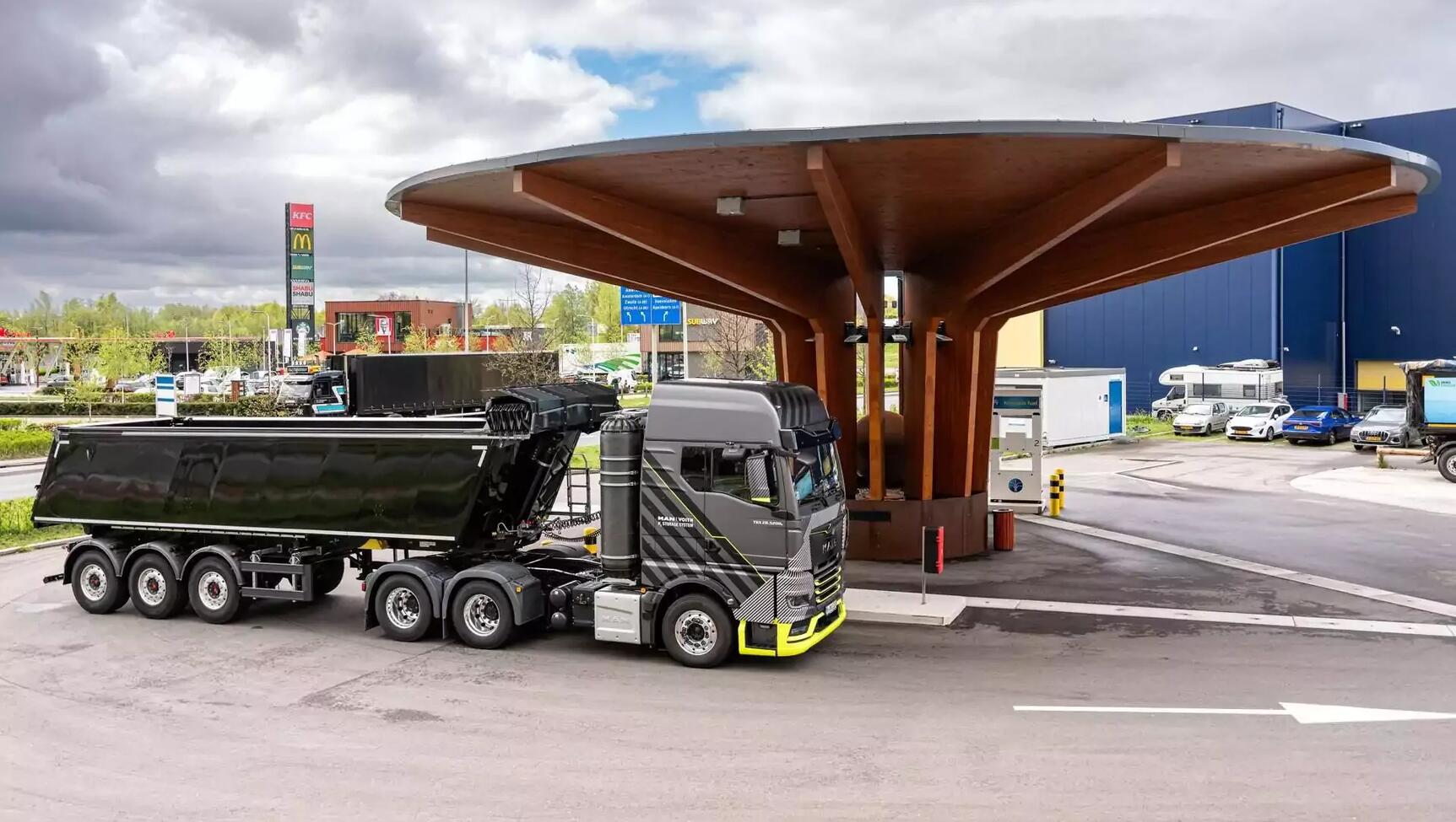 MAN waterstoftruck bij Fountain Fuel Amersfoort