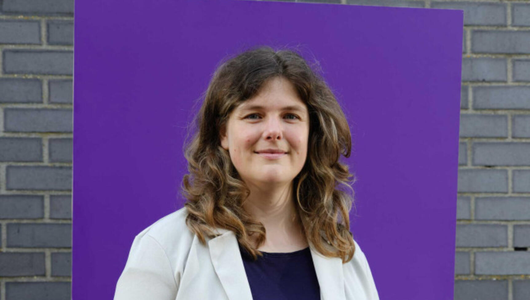 Marieke koekkoek paars bord kijken naar de camera