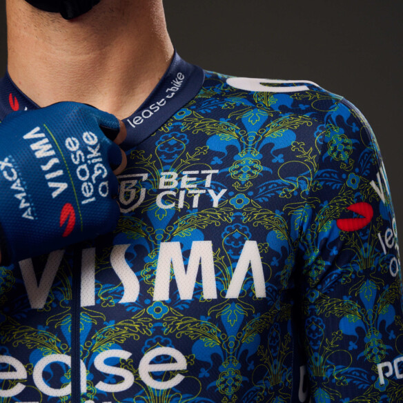 Tour de France kit 2024 in studio 3
