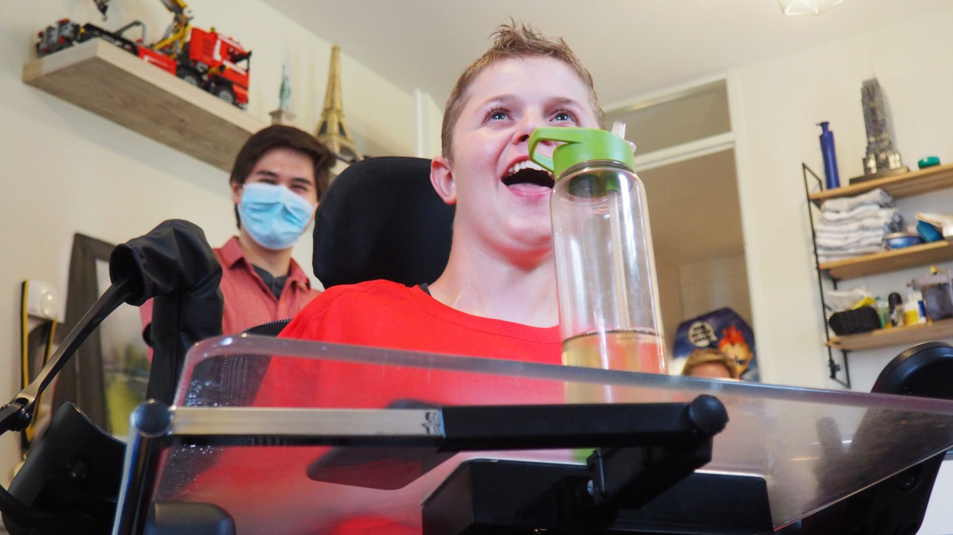 Yumen Bionics Emiel doet mee aan het gebruiksonderzoek met op de achtergrond TU Delft ontwerpstudent Victor Foto Jack Eichenlaub