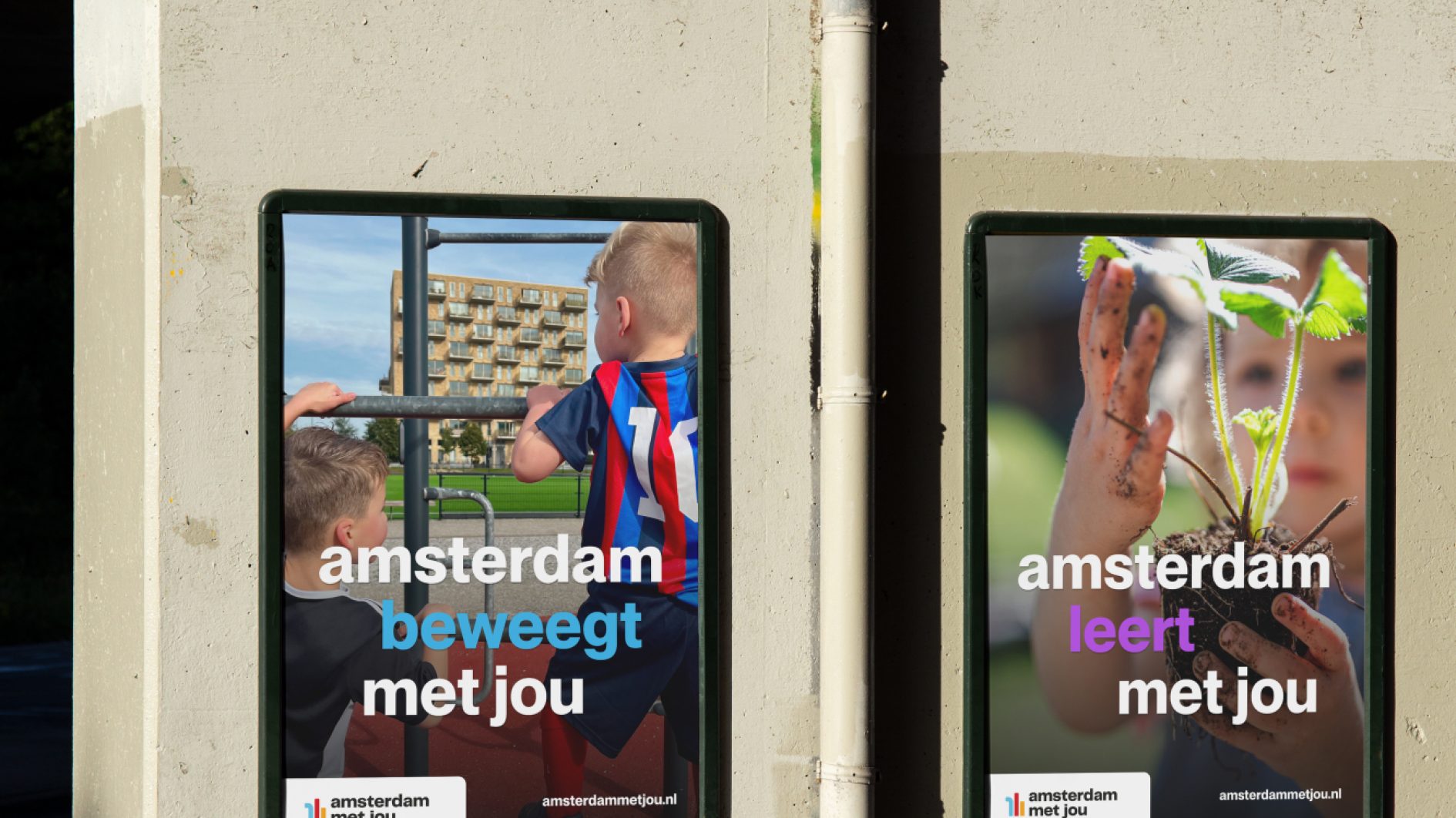 AMJ posters buiten twee stuks