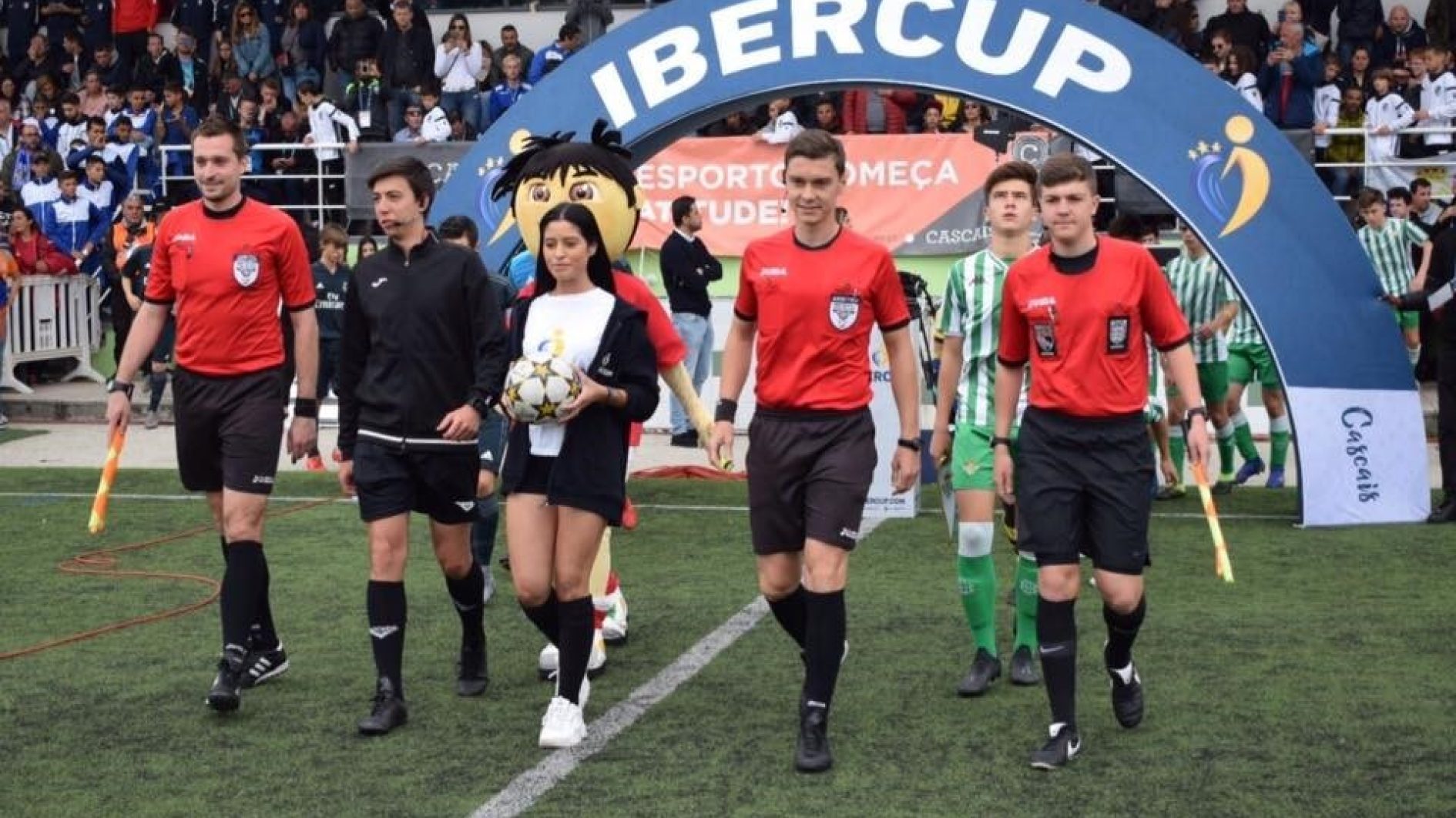 Wereldvoetbalbond fifa zet axiwi op lijst scheidsrechter communicatiesystemen